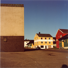 H&auml;user - Kirsten K&ouml;tter, Painting Site-specific: 70° N / 31° O (Serie: NordNordOst), Vard&oslash;, Norwegen, 29.06.2003, 22.00 - 24.00, Foto, 25 &times; 25 cm, Aquarell, Foto, Text (16/36)
