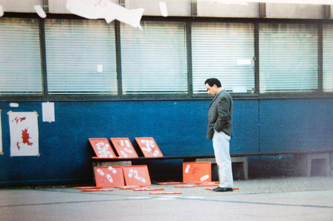 Kirsten K&ouml;tter: Binden-Aktion, 1991, Uni-Campus Frankfurt, Dokumentation im Portfolio 'kunstgespraech - Organisches Archiv' und Projektion, 'Open Doors', basis, Frankfurt, 2012