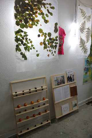 Kirsten K&ouml;tter: Installation zum 'Organischen Archiv' mit B&uuml;chern, Essen, Kunst bei den 'Open Doors', basis, Frankfurt, 2012