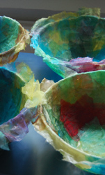 Kirsten K&ouml;tter: Sch&uuml;sseln, 2012, abgeformt mit Leim und durchsichtigem Stoff, unterschiedliche Ma&szlig;e