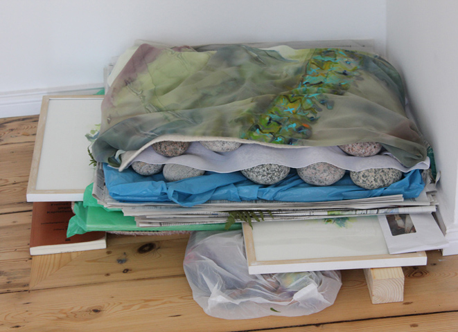 Kirsten K&ouml;tter: Organisches Archiv, 2013, Kunstwerke und Farn, der unter den Kunstwerken gepresst wird.