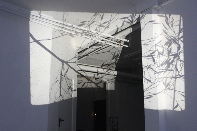 Kirsten K&ouml;tter: Transit / Klimawandel, 2015, Projektraum basis Frankfurt am Main, Video auf Malerei, 260 x 300 cm