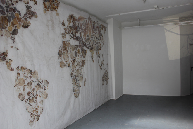 Kirsten K&ouml;tter: Transit / Klimawandel, 2015, Weltkarte, Salatbl&auml;tter, Kr&auml;uter, Bl&auml;tter in durchsichtige Stoffe geleimt, (vom Skulpturenpark M&ouml;rfelden 2013), 280 x 500 cm