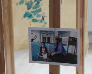 Site-specific Painting von Kirsten K&ouml;tter, in: Ausstellung der Initiative Salaam-Shalom, 48-Stunden-Neuk�lln, Berlin, kuratiert von Adi Liraz mit Sanija Kulenovic