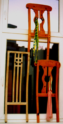 Kirsten K&ouml;tter: ' Drei W&auml;chter', 2011, Stuhllehnen mit Garderobenhaken als Augen, und 'Als Louise Bourgeois ihren Turnbeutel verga&szlig;', 2011, Beutel mit Steinen