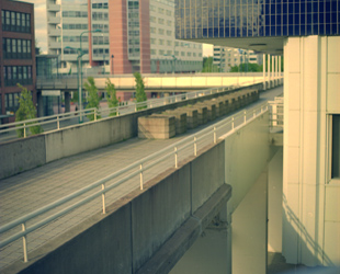 Kirsten K&ouml;tter: Konstruieren und konstruieren, Fotoserie Pasila (Helsinki), 2002, hier: Bibliothek, beide Ebenen