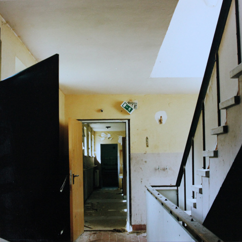 Lounge / Aufenthaltsraum, 2002, photography, 70 × 70 cm,
  photo series Jugendherberge Veckerhagen (Kirsten Kötter)