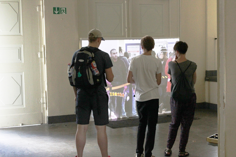 Kirsten Kötter: Asyl Admin LaGeSo 2016. In: 48-Stunden-Neukölln, Albert-Schweitzer-Schule, Berlin, Germany, group show, 24.06.2016 - 26.06.2016. Visitors watching the video